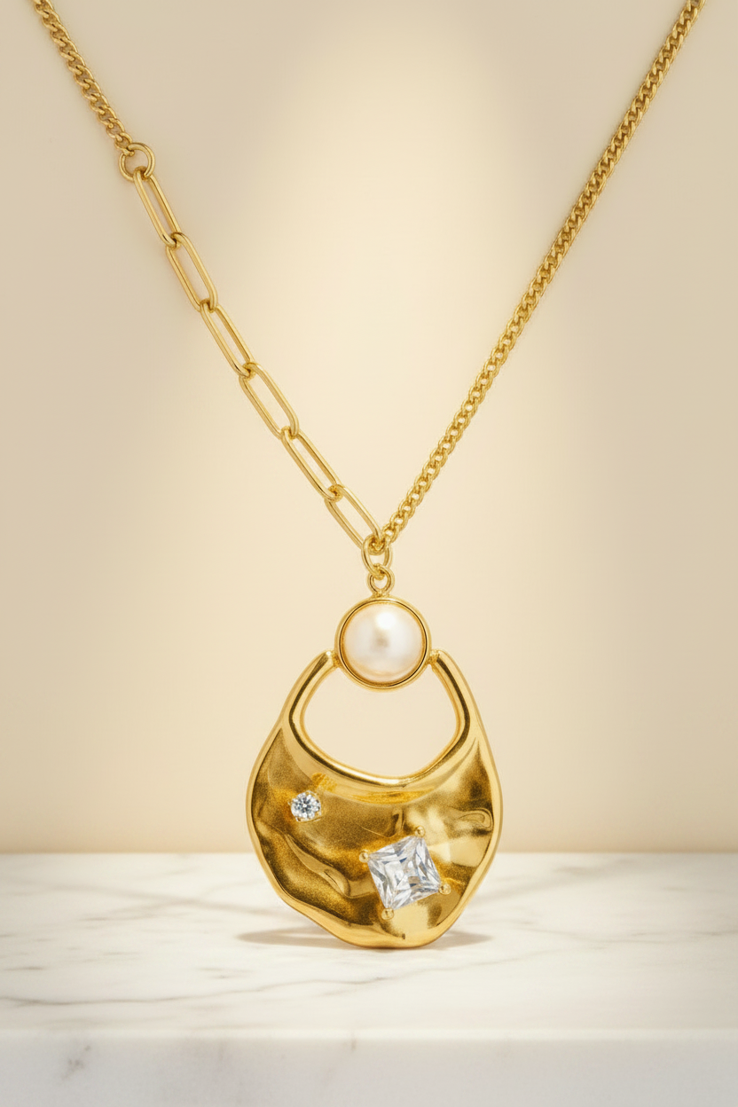 Luxuriöse Halskette mit echter Perle und Zirkonia-Anhänger in Gold
