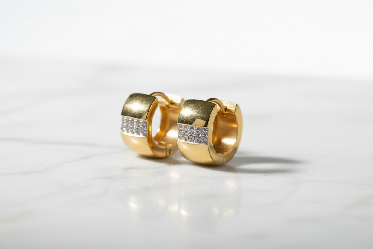 Goldene Creolen mit funkelnden Zirkonia-Steinen