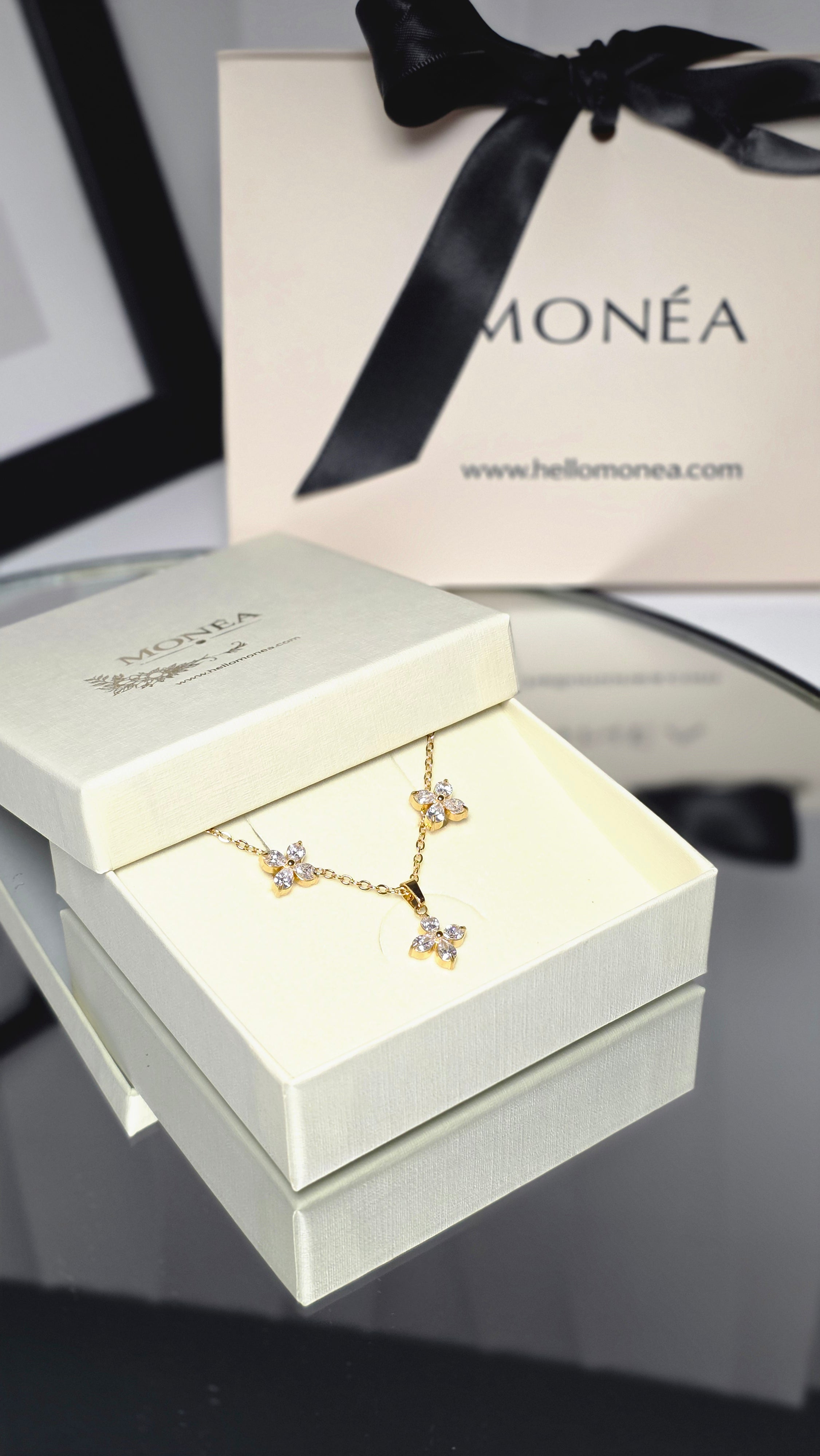MONÉA Kristallblüte Set-18K vergoldet