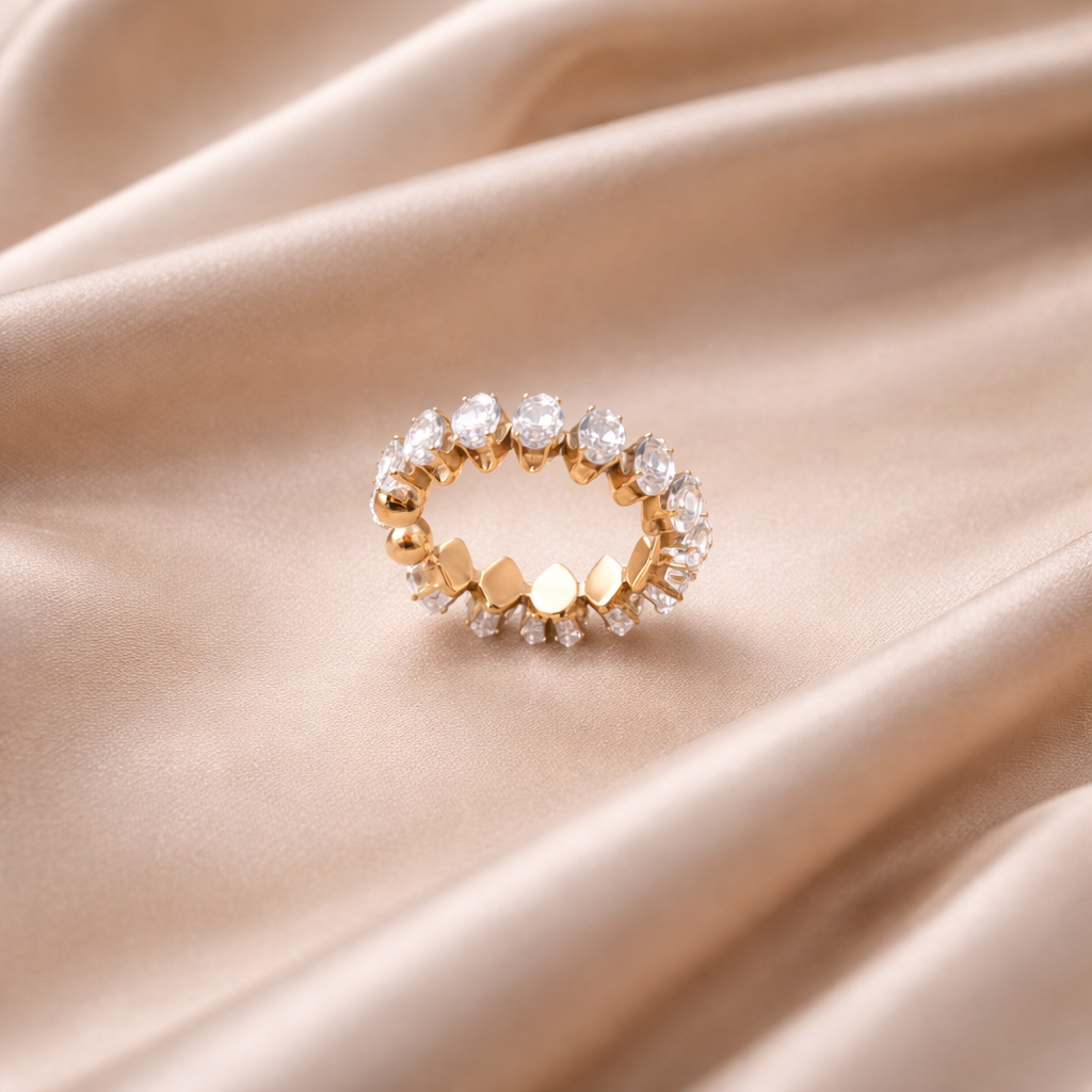 Goldener Eternity Ring mit Zirkonia | MONÉA