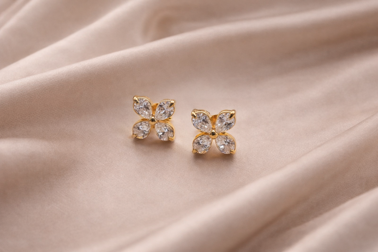 MONÉA Zirkon-Ohrstecker mit Blume