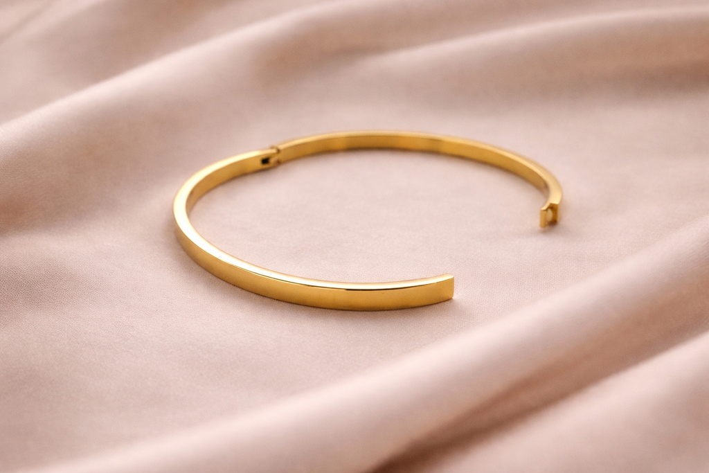 MONÉA Gold Minimal Bangle