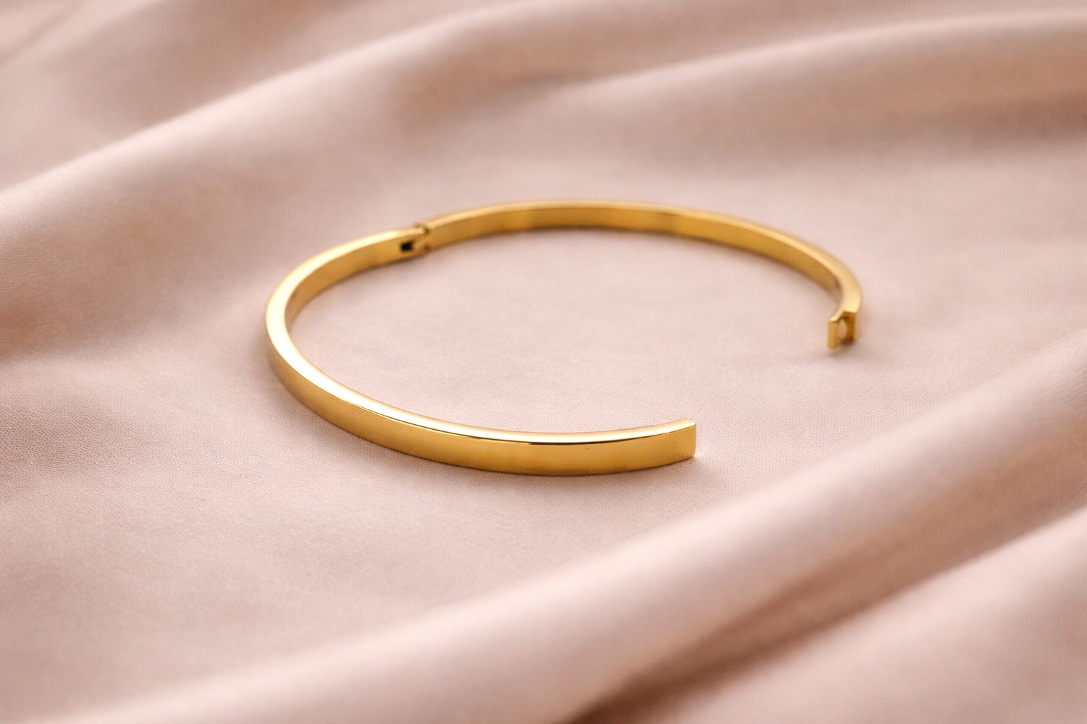 MONÉA Gold Minimal Bangle
