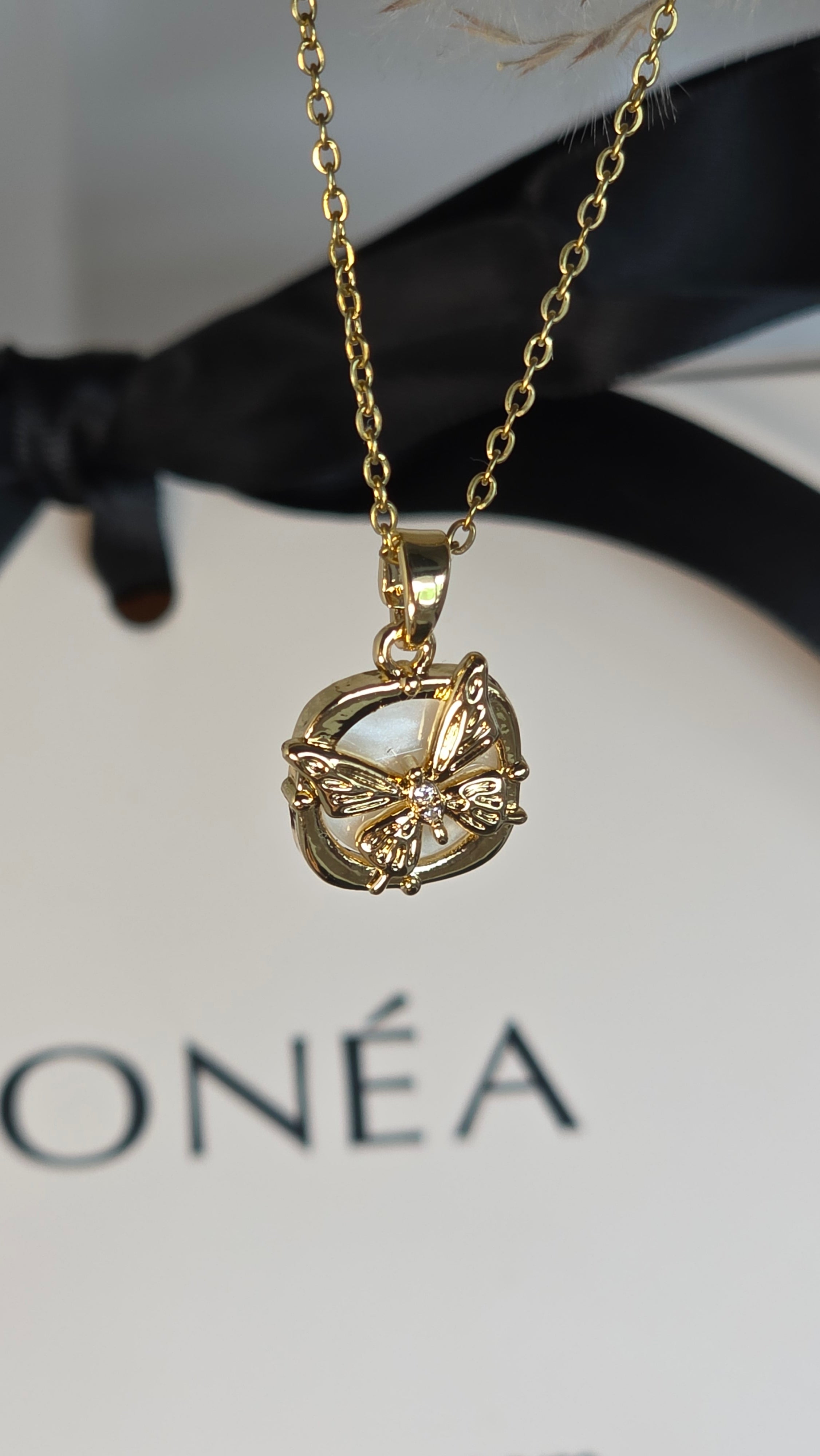 Goldene Halskette mit Zirkonia Anhänger